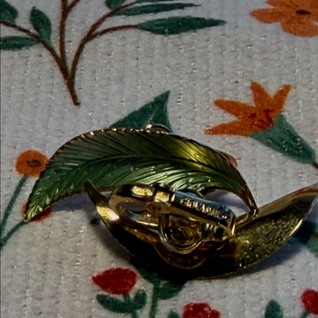 Vintage Giovanni Gold And Green Leaf Clip On Earrings 8$
